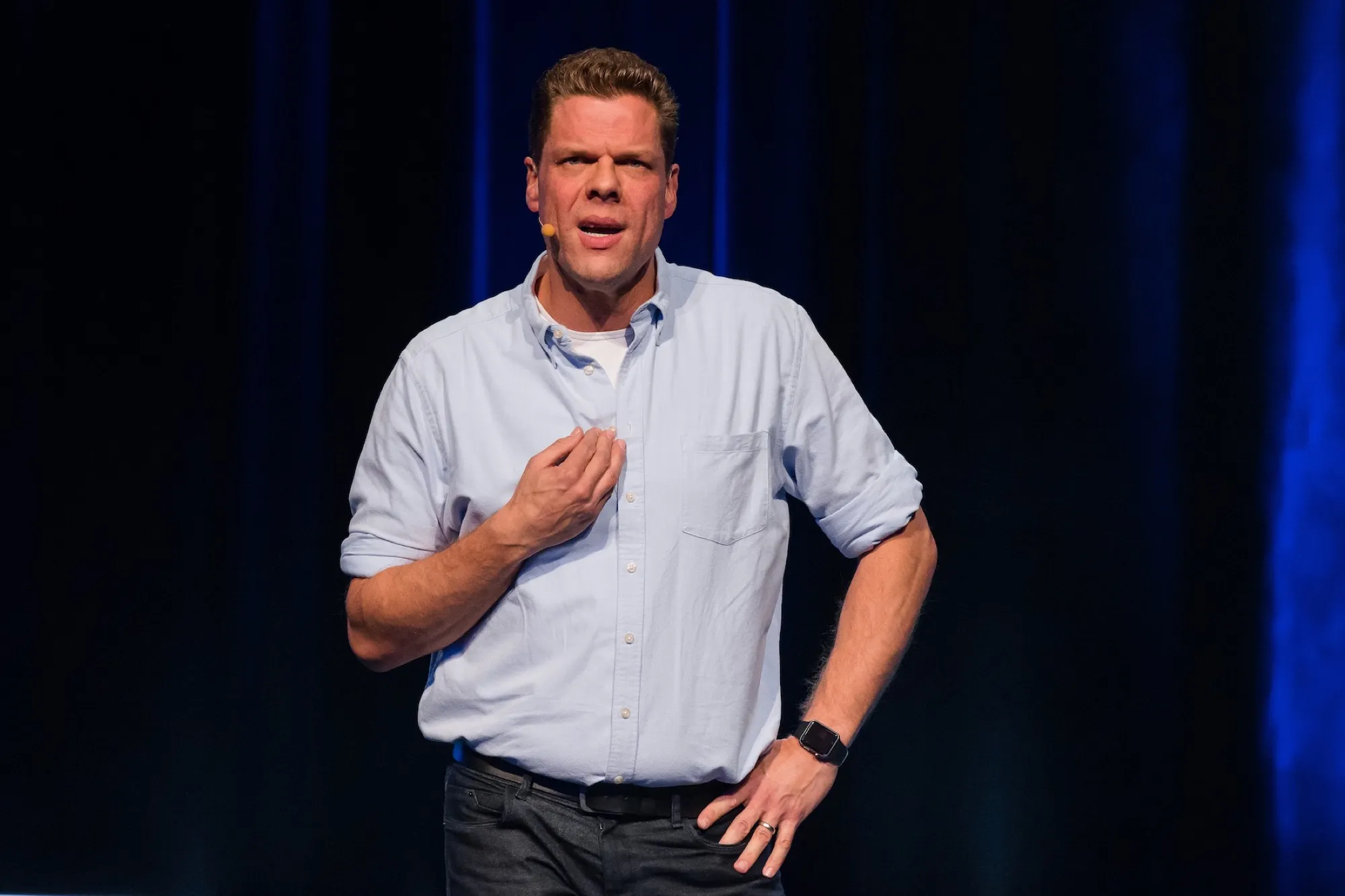 Tetje Mierendorf mit seiner Keynote auf der Bühne
