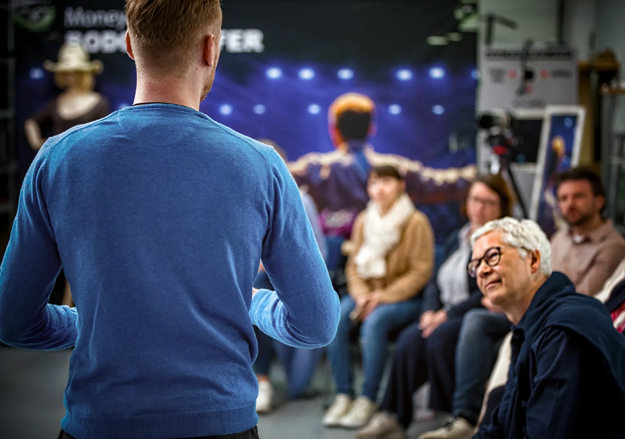Präsentations-Training: ein Teilnehmer spricht vor der Gruppe, Matthias Messmer hört zu